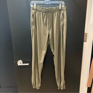 Great Condition Men’s Lululemon Jogger in Olive Size Large